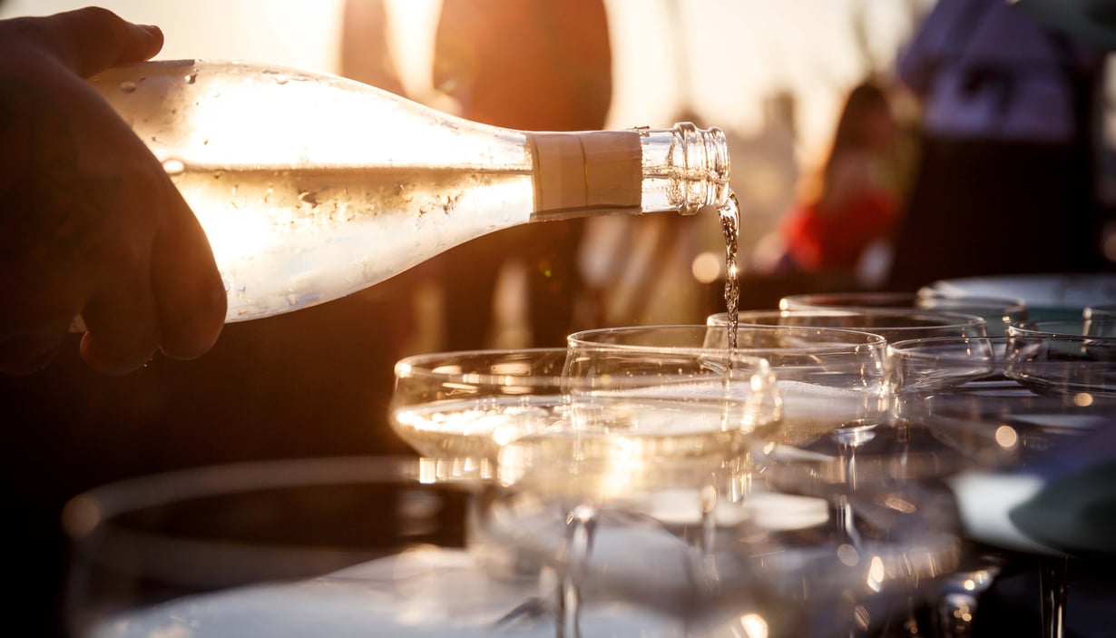 Vann skjenkes i glass
