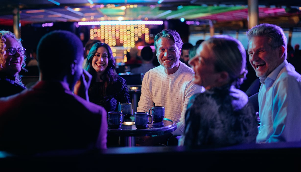 Folk rundt et bord på Club Liva