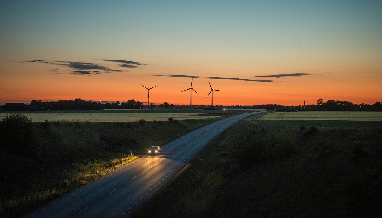 Bil på vei i solnedgang