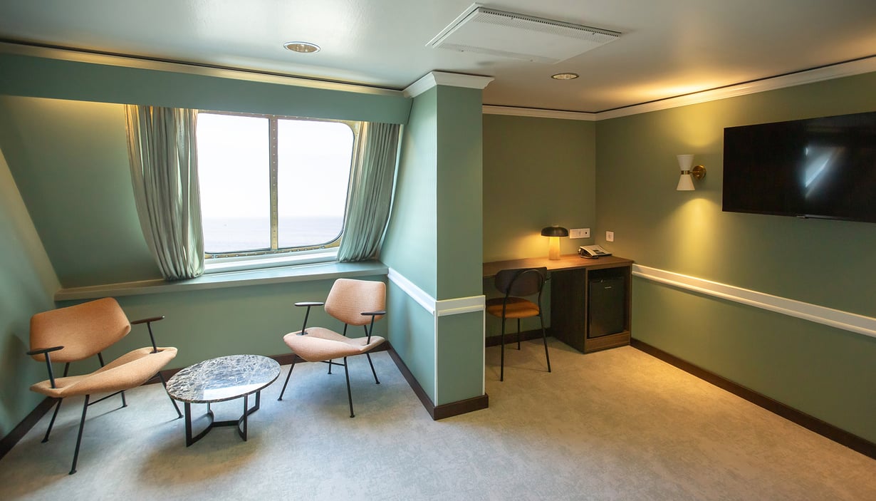 Eierens suite med havutsikt, soverom og oppholdsrom – Nordic Crown