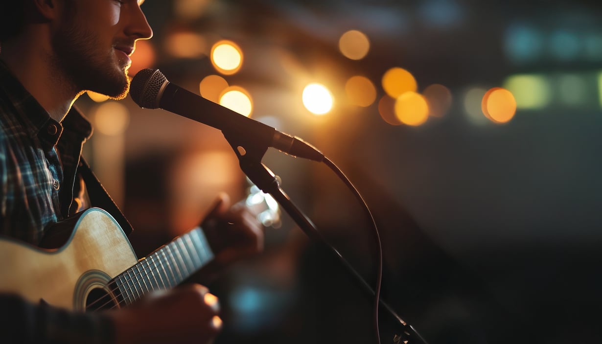 Person som spiller gitar på Anker bar.