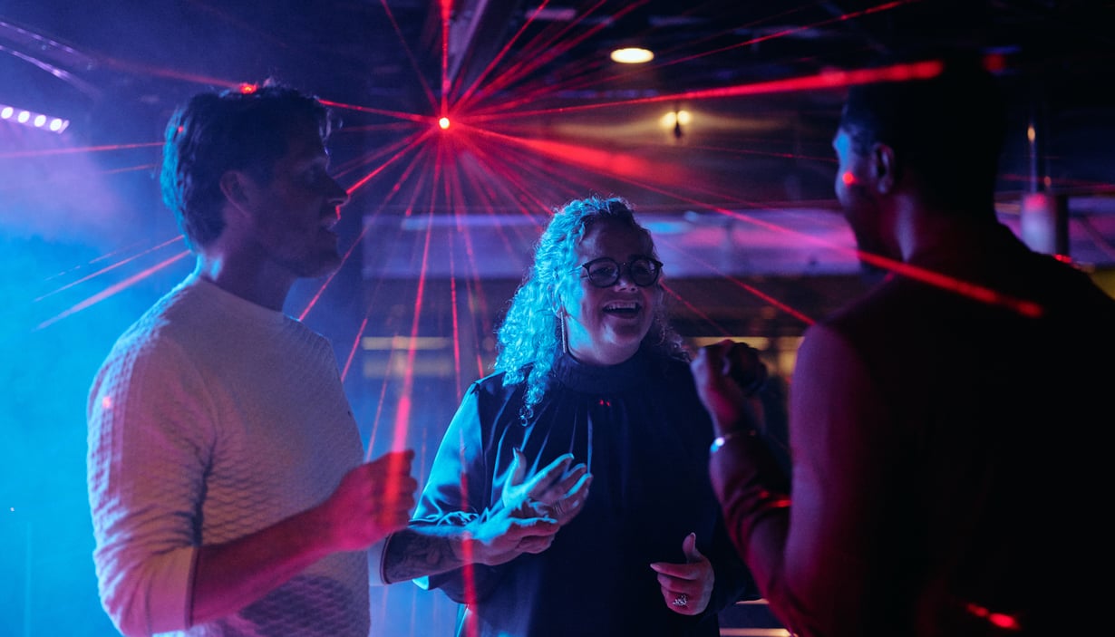 Folk danser på Club Liva