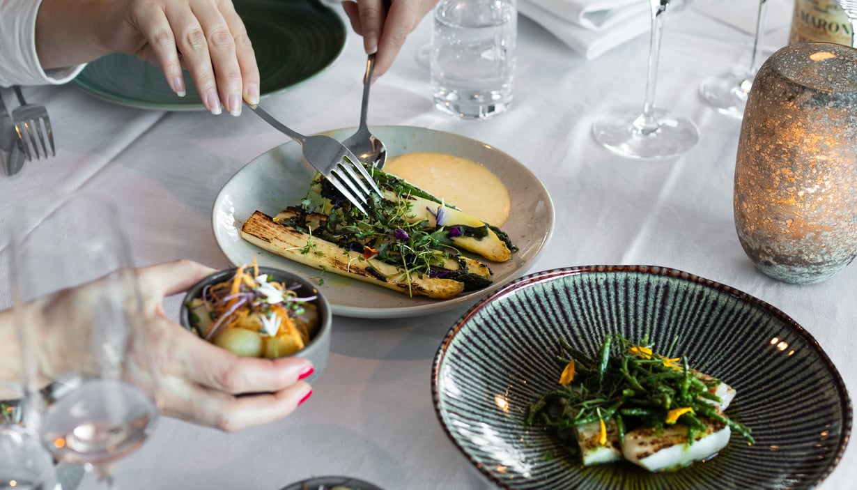 Hender som forsyner seg av deleretter i restaurant Nord.