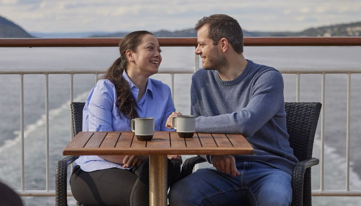 Par nyter en kaffe på dekk