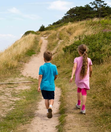 Gutt og jente på tur på vestjylland