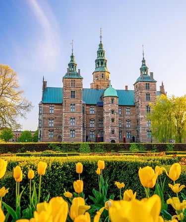 Rosenborg slott med gule tulipaner