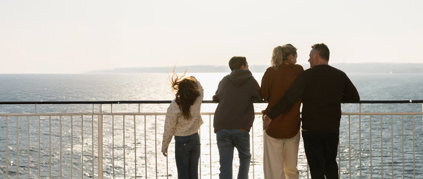 Familie på fire på dekk