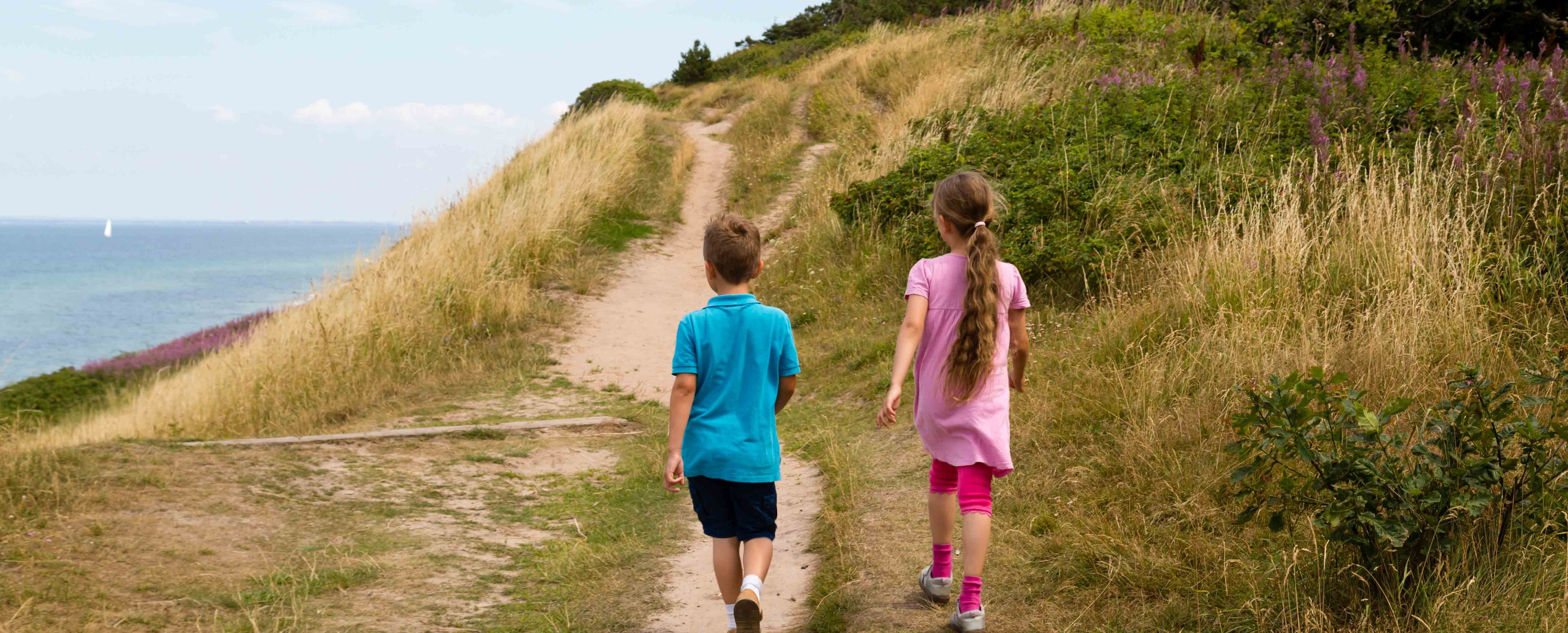 Gutt og jente på tur på vestjylland