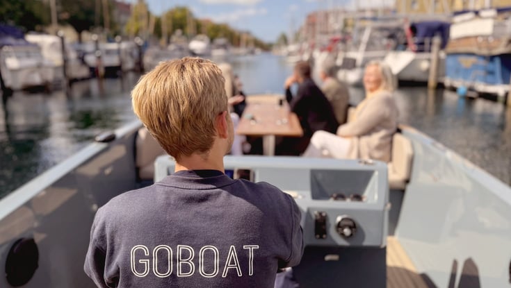 Person som kjører båt i København