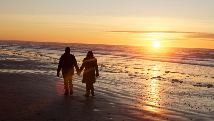 par på tur på strand