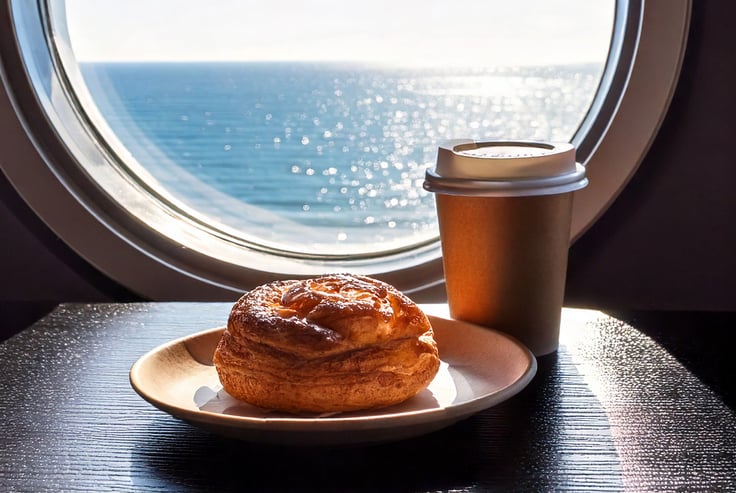 dansk wienerbrød og en kopp kaffe