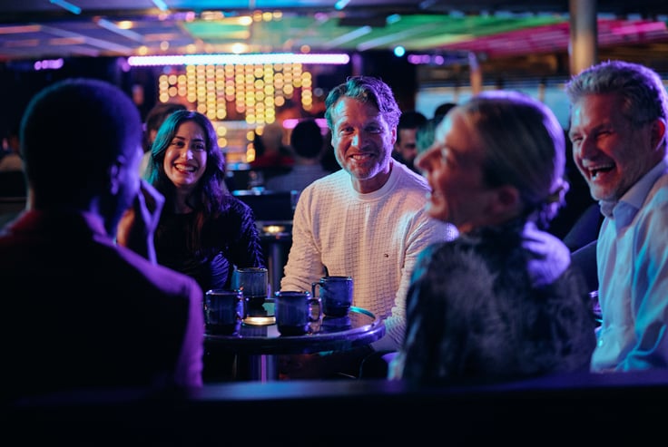 Folk rundt et bord på Club Liva