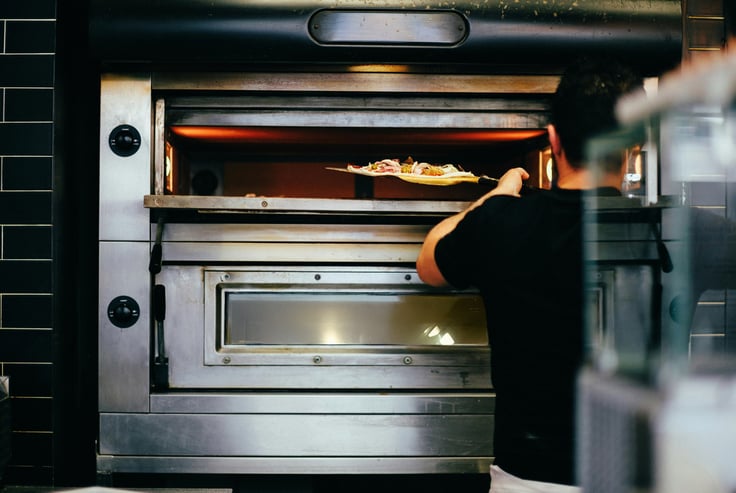 pizza under tilberedning