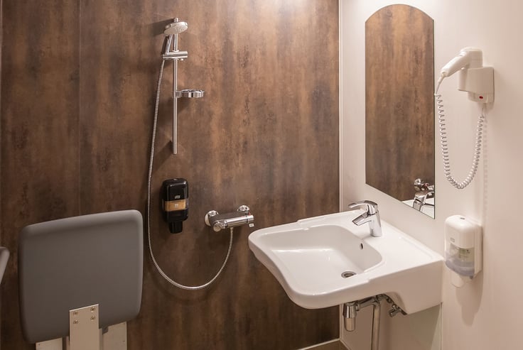 Handikapvennlig bad med vask og sammenleggbar dusjstol