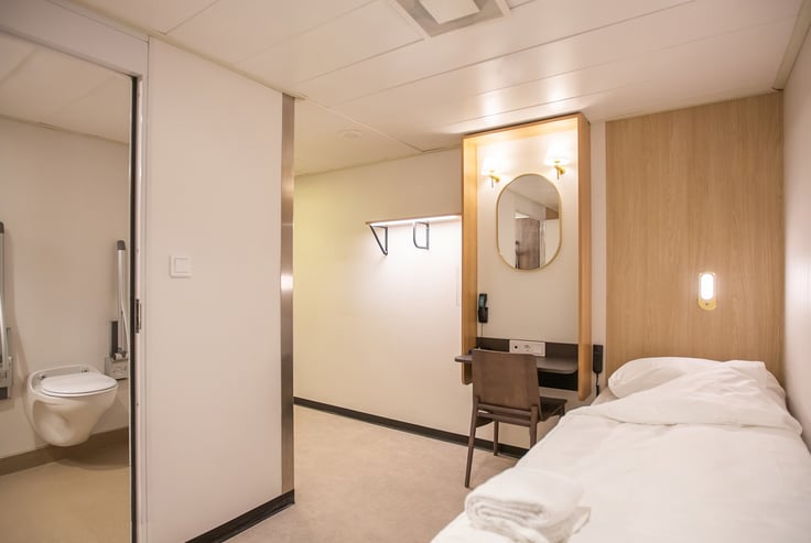 Tilgjengelig lugar med seng, skrivebord og bad.