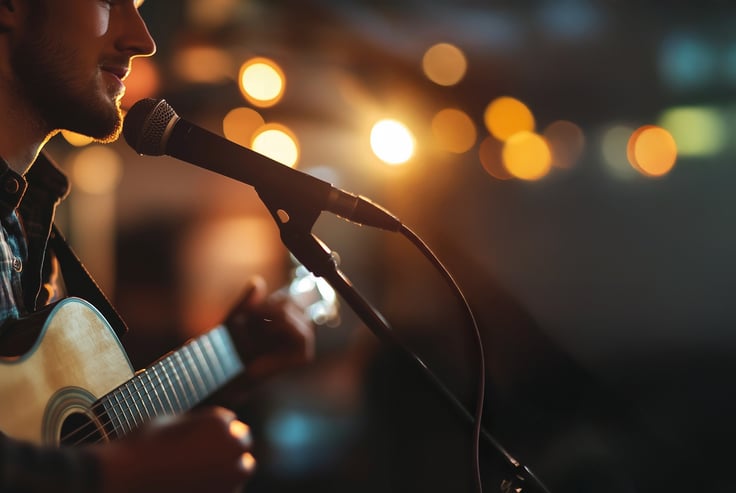Person som spiller gitar på Anker bar.
