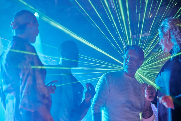 Folk danser på Club Liva