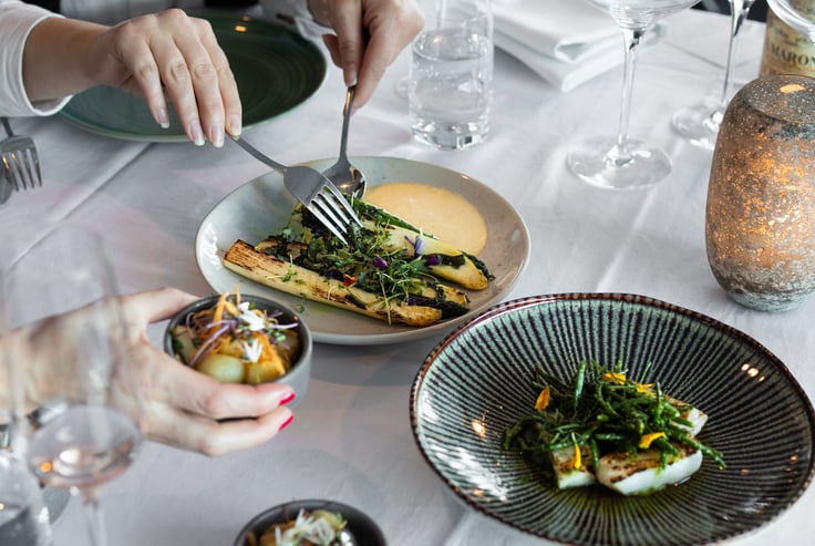 Hender som forsyner seg av deleretter i restaurant Nord.