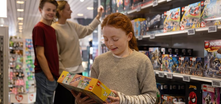 Ung jente i taxfree-butikken om bord