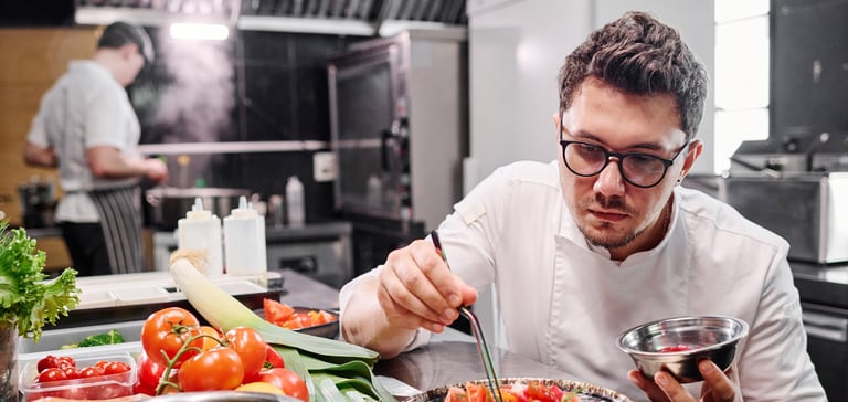 Kokk som tilbereder mat