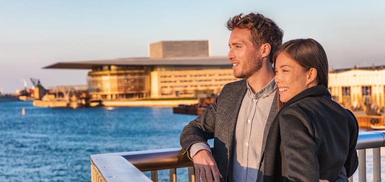 Par med Operaen i København i bakgrunnen