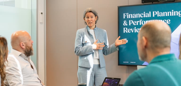 Forretningsmøte med presentasjon.