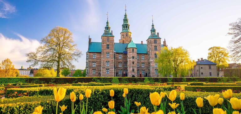 Rosenborg slott omgitt av en hage med gule tulipaner i København