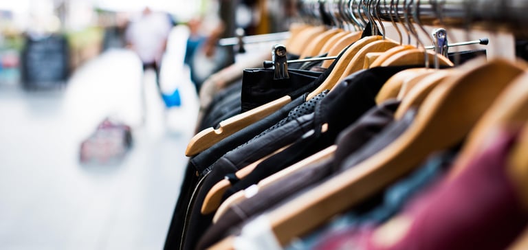 Klær på kleshengere