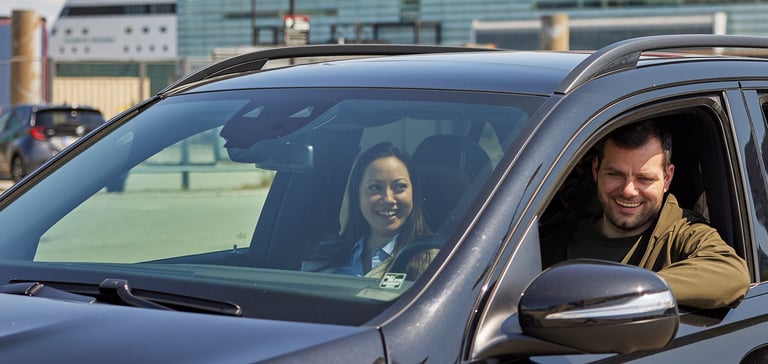 Mann og kvinne i en bil