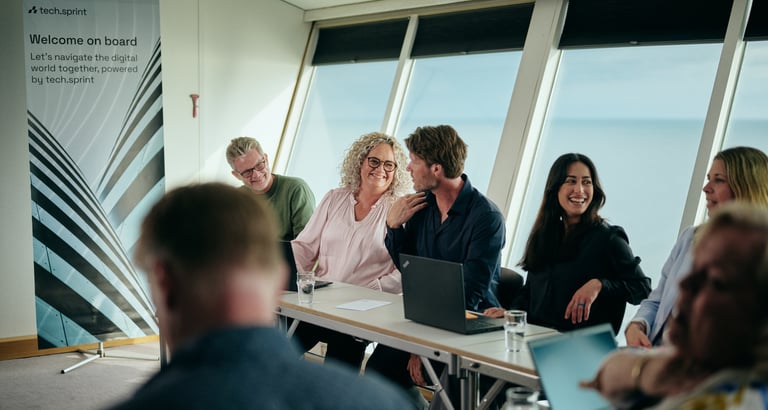 Møte med PC-er ved vannutsikt, banner: "Welcome on board..."