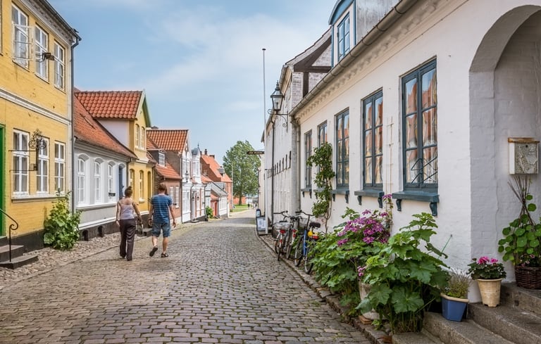 Brosteinsgate i en sjarmerende europeisk by med fargerike bygninger.