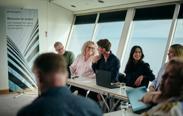 Møte med PC-er ved vannutsikt, banner: "Welcome on board..."