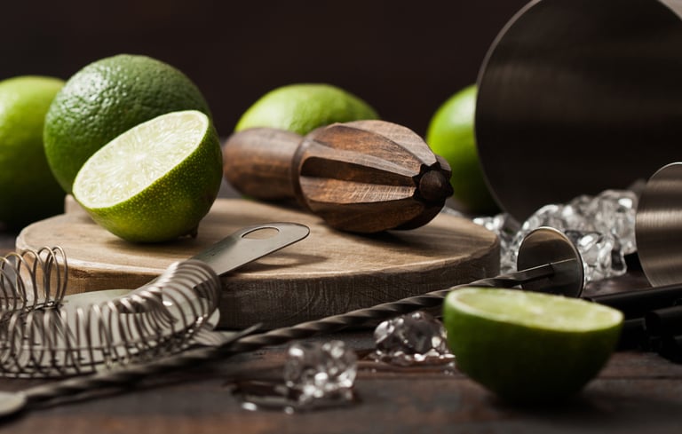 Bartilbehør og lime på en treflate.