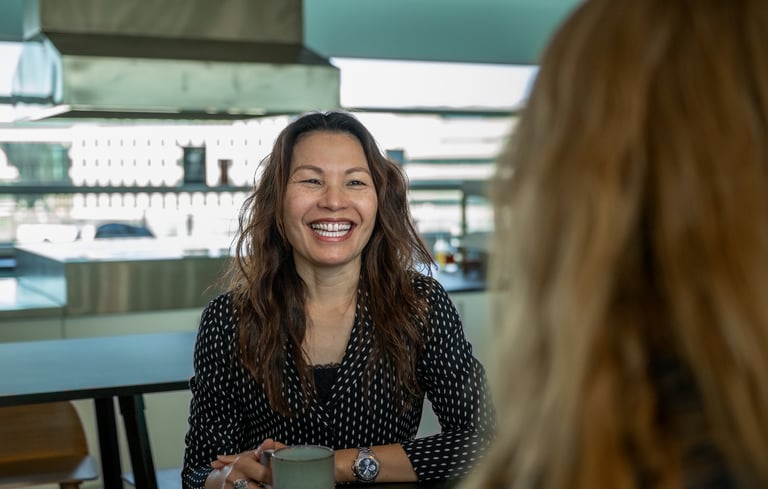 To personer ved bord i kafé