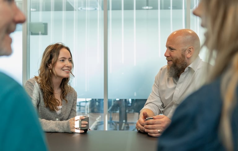 Gruppe i samtale på kontor