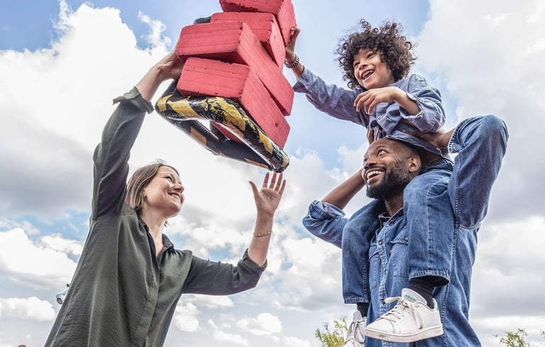Familie leker på taket av Experimentarium