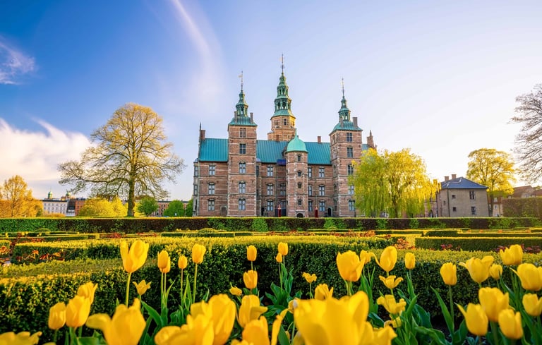 Rosenborg slott omgitt av en hage med gule tulipaner i København