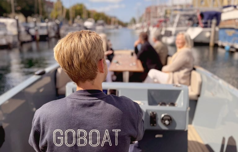 Person som kjører båt i København