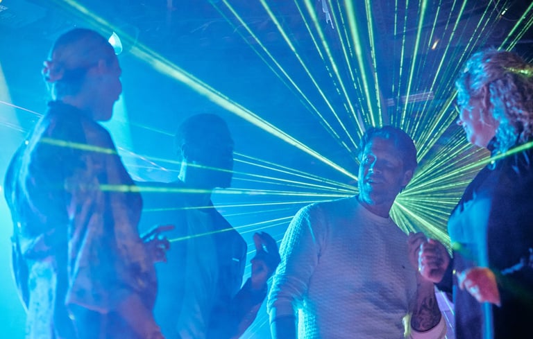 Folk danser på Club Liva