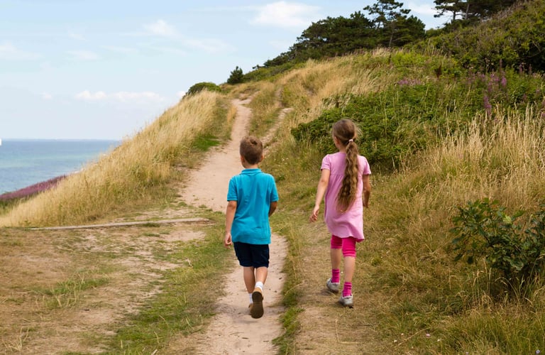 Gutt og jente på tur på vestjylland