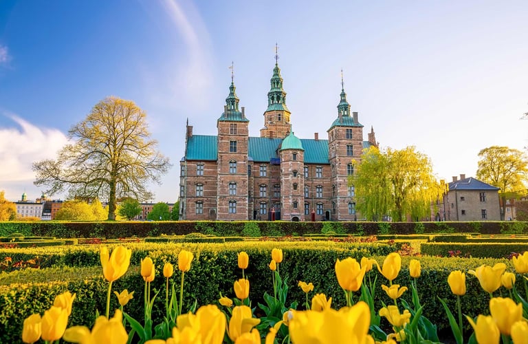 Rosenborg slott med gule tulipaner