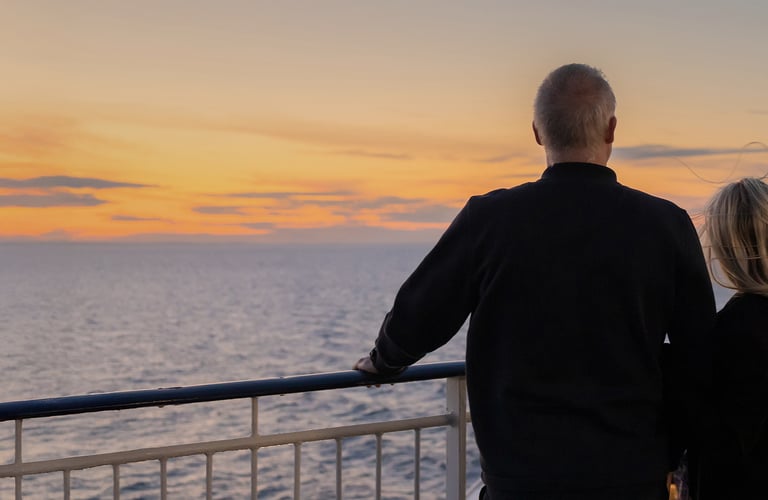 Et par nyter solnedgangen fra dekk