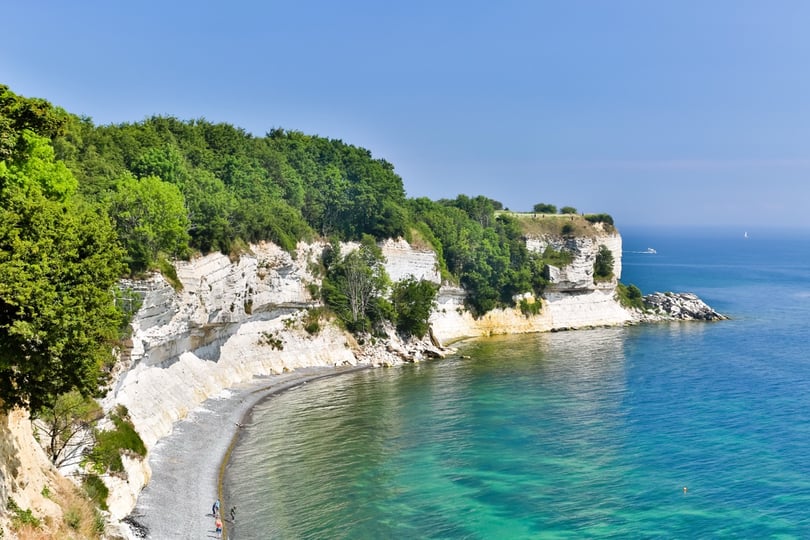 Stevns Klint på Sjælland i Danmark  - hvite kalkklipper og grønn vegetasjon.